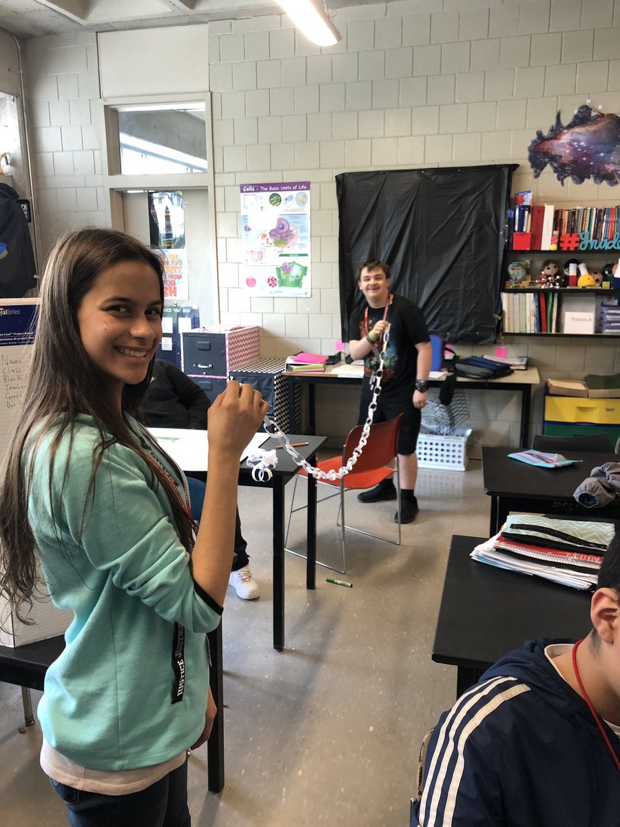 ogles_mrs's tweet photo. How long can you make a paper chain from ONE piece of paper? #breedteach https://t.co/p1XE9tHMQZ