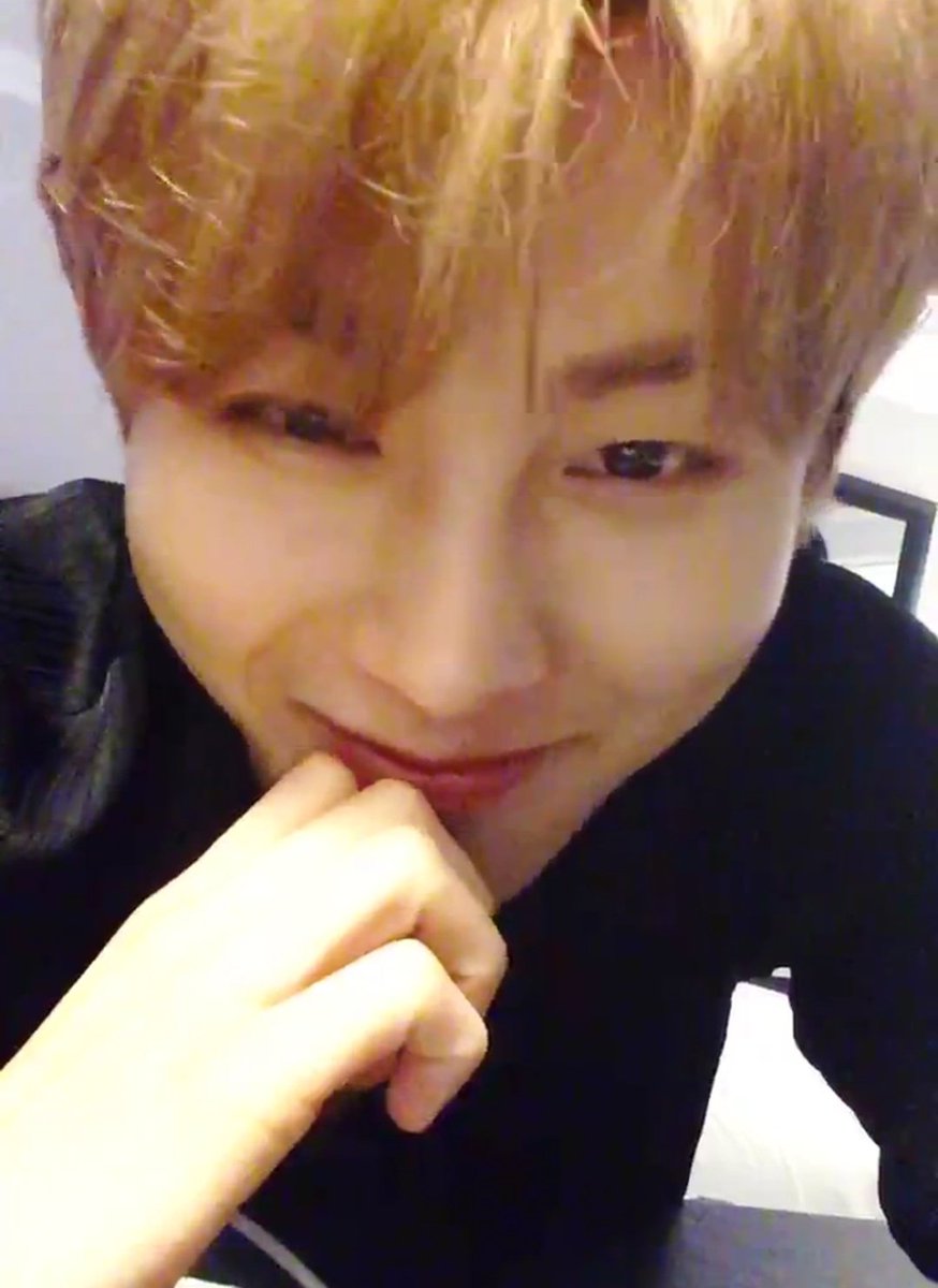 forsungwoon_'s tweet photo. 🌌 asked why jihoon always call him as "sungwoon hyung whom i respect"

☁️: "ahh~ jihoon does respect me~ do you wanna know why? bcs he likes me heheㅡ okay i dont know in detail but from sometime he started saying that he wanted to become a person like me" https://t.co/xqJLJWIEvg