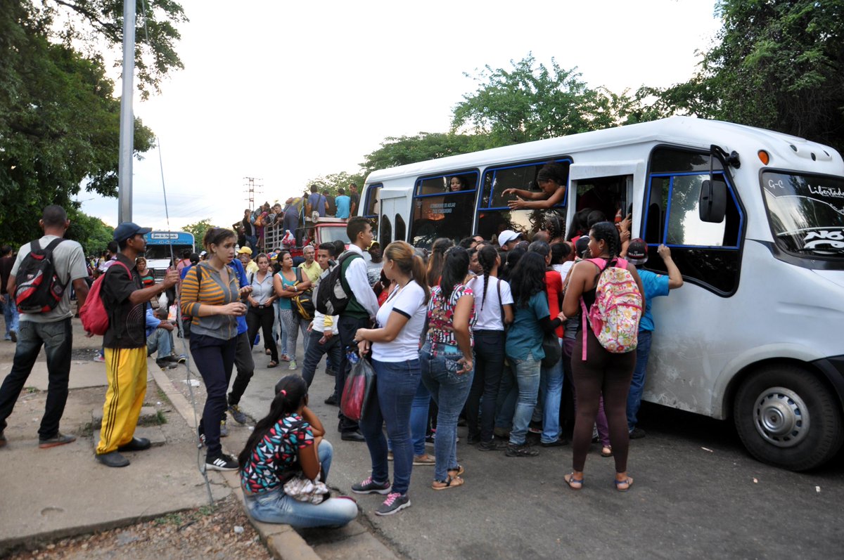 webnotitarde's tweet photo. #30May Rutas cortas pasajes largos, valencianos sufren a mano de los transportistas #Valencia https://t.co/8jSoYE5dDQ https://t.co/wwR1x1nzpp