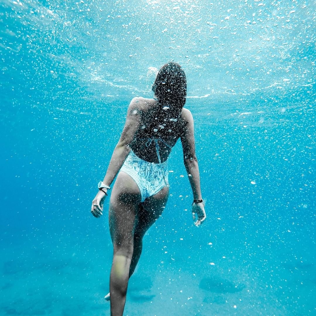 HYDRATE YOUR SKIN 💧 Lactic Acid is a gentle AHA which pulls water to the skin to hold moisture. It's the key ingredient in AMELIORATE formulas and the reason our products make skin feel intensely smooth and soft!