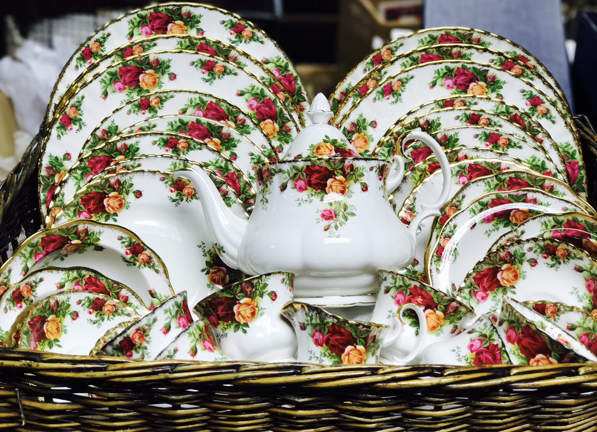 Revel in the beauty of vintage flair with the Old Country Roses Collection, a tableware set inspired by a quintessentially English country garden with roses in full bloom. A long-standing testament to timeless style and elegant craftsmanship 👌 #RoyalAlbert #freshstock 🌹