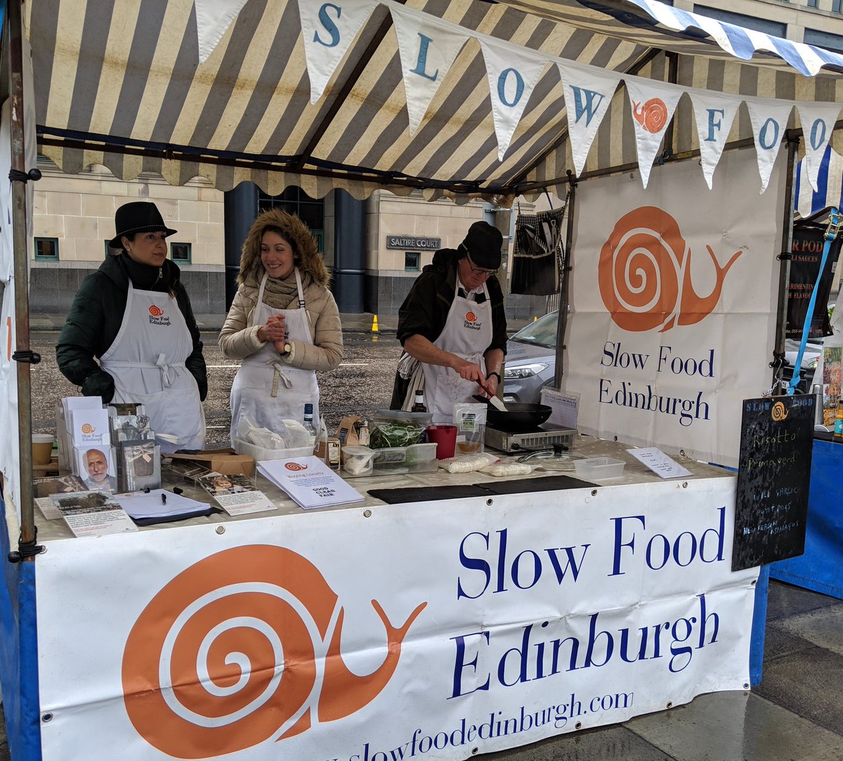 SlowFoodEdin's tweet photo. Join #ChefAlliance Alexander Escobar #AtlanticOrganic @whitmuirfarm on Sat @EdFarmersMarket for #orzotto followed by a dessert using #rhubarb.
+ supporters @Continibites have kindly donated #rhubarb to raise funds for 10k Gardens in Africa.
#SlowFood #GoodCleanFair #Edinburgh https://t.co/2NQUBLzL2r