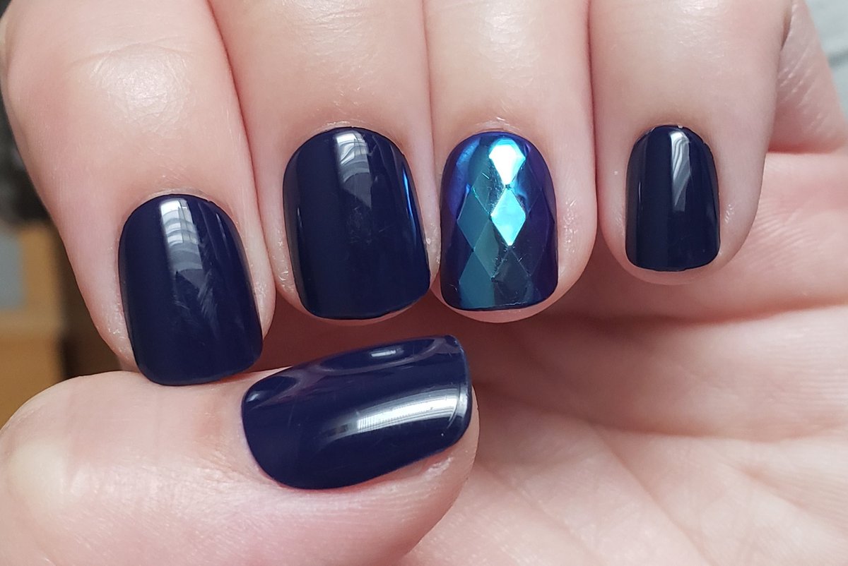 aj_howl_'s tweet photo. I never wear press-on nails. I've never had good luck with them, I hate them! BUT...I am so impressed with these @KissProducts impress press-on nails! I applied them on Saturday and they are still going strong! I would buy every pair if I could! 😍 #youneedthese https://t.co/OPQtX4Xgr0