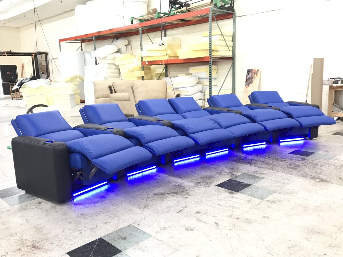 ContinentalSeat's tweet photo. The Penthouse -- Available in various seating arrangements. Straight or Curved rows.
#mediaroom #homeautomation #hometheater #fm #interiordesign #projectorscreen #realestate #media #pool #homeentertainment #flatscreen #elitescreens #elitescreen https://t.co/JbKYt7upkL