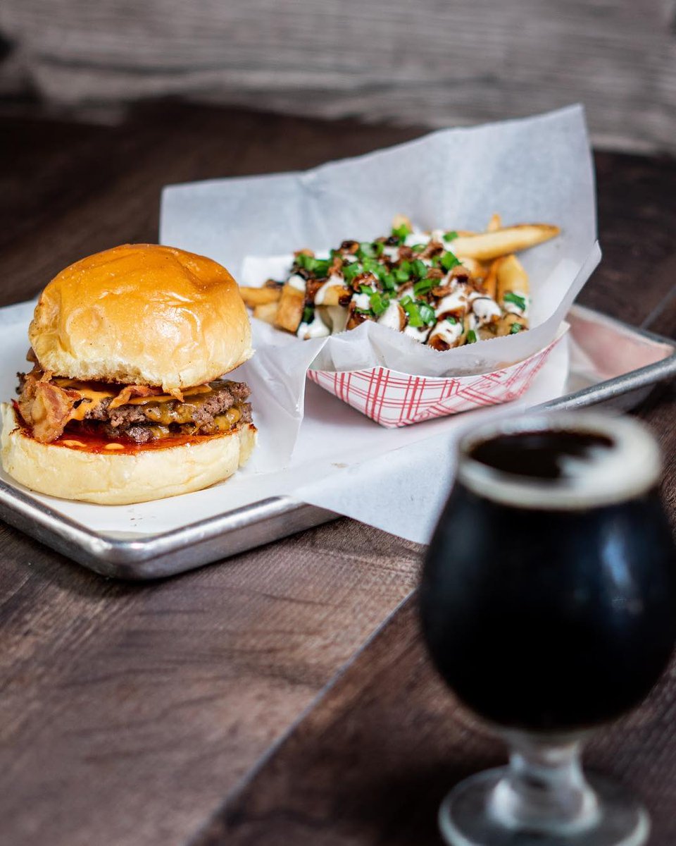 ShopsatSunset's tweet photo. Its 5 o'clock and @yumbrellasomi has you covered with the beer and burgers! #SunsetPlace https://t.co/pE699t2Or0