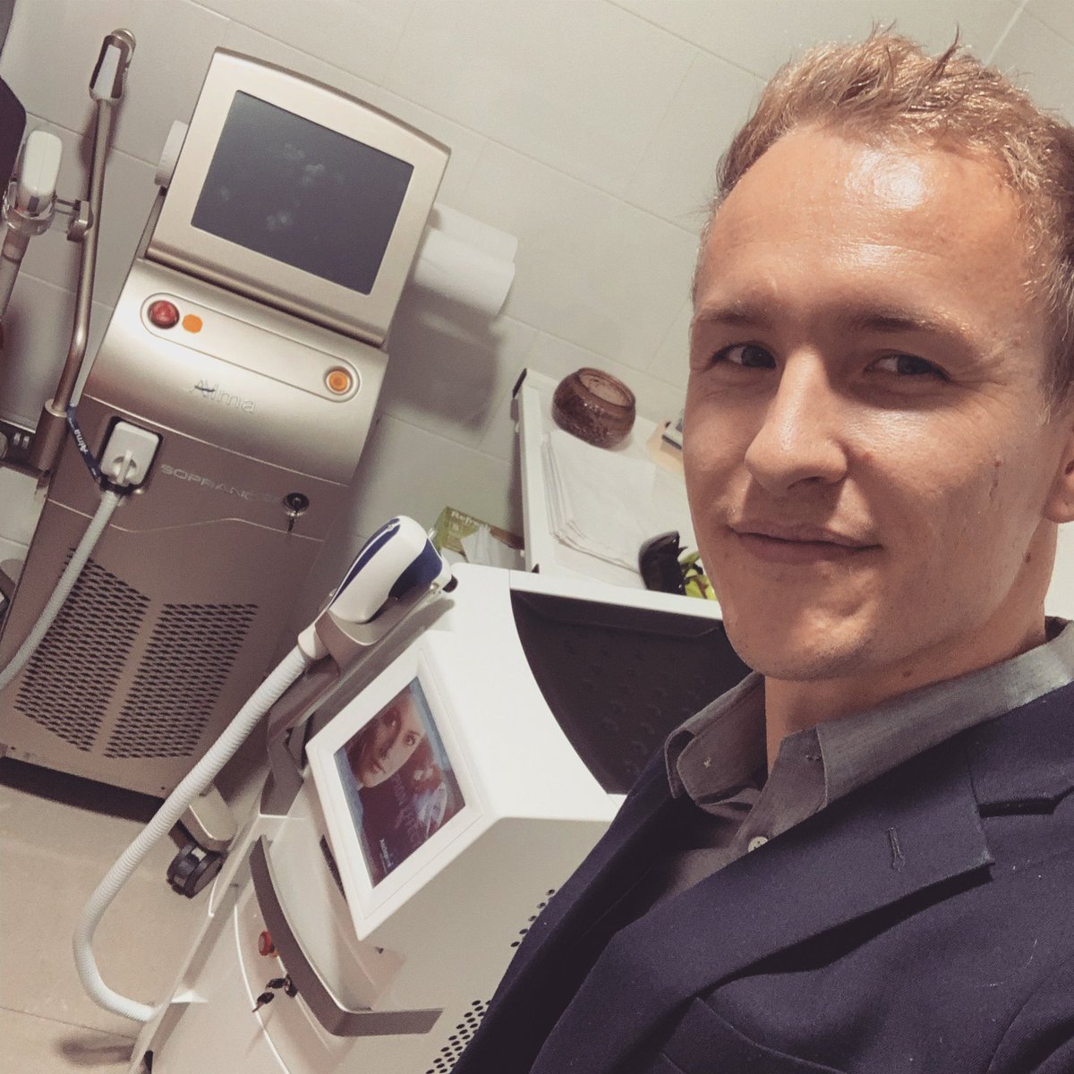 Bestbrothersltd's tweet photo. Another trade-in! Please let me know if you guys are interested in used lasers. #laser #aesthetic #clinics #hairremoval https://t.co/od2t2S23SL