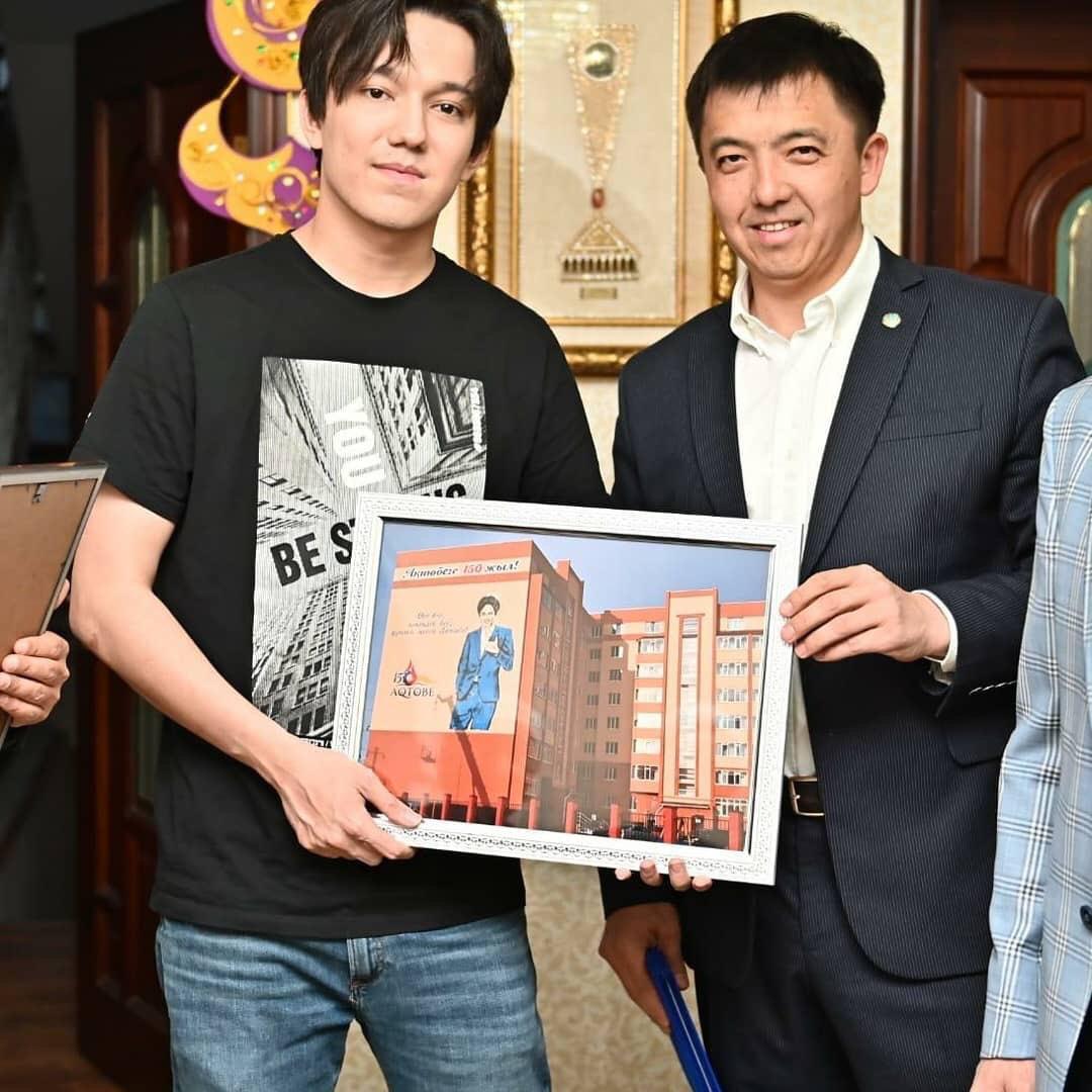 DimashMX's tweet photo. ✨ RECONOCIENDO UNA ESTRELLA ✨

No hay nada más preciado que ser honrado por la gente que te ha visto crecer en tu vida artística y que ahora ve lo grande que eres no sólo como artista sino como ser humano, @dimash_official.

https://t.co/7gRGsITO1E

#Dimash #DimashKudaibergen https://t.co/8Sq9GlCrdT