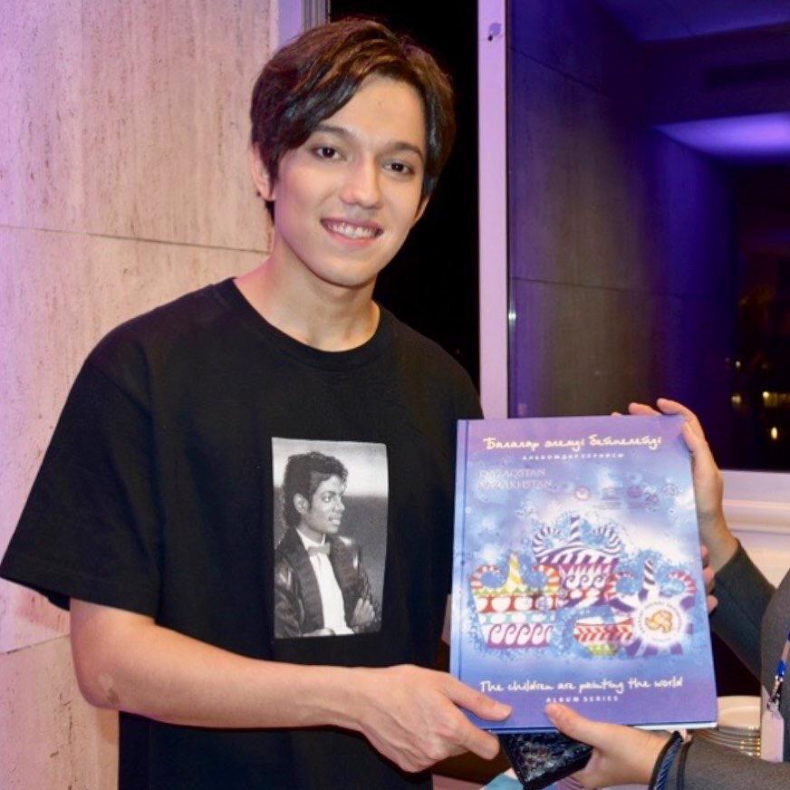 DimashMX's tweet photo. ✨ RECONOCIENDO UNA ESTRELLA ✨

No hay nada más preciado que ser honrado por la gente que te ha visto crecer en tu vida artística y que ahora ve lo grande que eres no sólo como artista sino como ser humano, @dimash_official.

https://t.co/7gRGsITO1E

#Dimash #DimashKudaibergen https://t.co/8Sq9GlCrdT