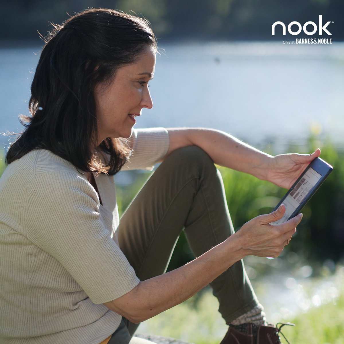 BNBrierCreekNC's tweet image. Going to the pool this weekend?  Why not take our newest e-reader, the #GlowlightPlus? It's waterproof, has Bluetooth capability, and a 28 day battery life! List price is $199.99, and you can save 10% with a #BNMembership! #NOOK #Glowlight #ereader