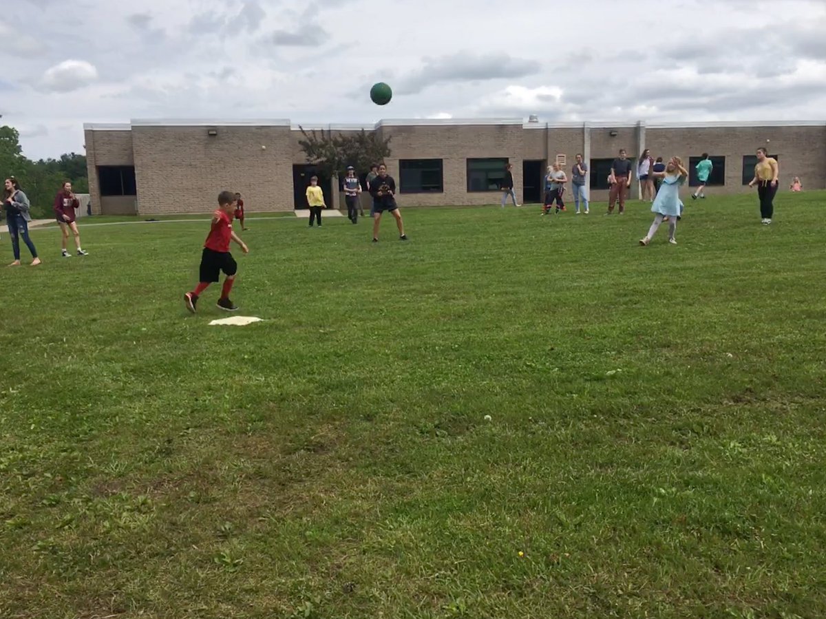BSpaIBCAS's tweet photo. IB Mentors and mentees had a great time at the end of the year mat ball game. @BSCSD @BSPAHS @iborganization @Wood_Road_Elem https://t.co/rcU14uVjO1