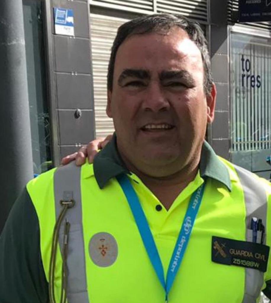 Defensagob's tweet photo. Todo nuestro cariño y apoyo para la familia y los compañeros del agente de la @guardiacivil fallecido hoy en acto de servicio, en Cádiz. Descanse en Paz. https://t.co/tnd61Lt3MP