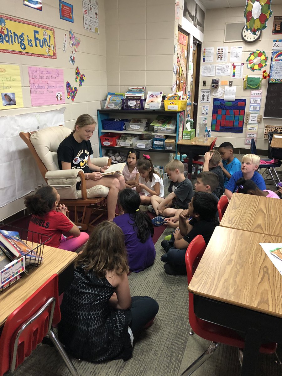 d61resposito's tweet photo. We had a special guest today to read to us, help us with our astronaut project, and teach us how to build a paper boat! We had a fun day! Thanks Keely! #greathelper #somuchfun https://t.co/HixENShkZW