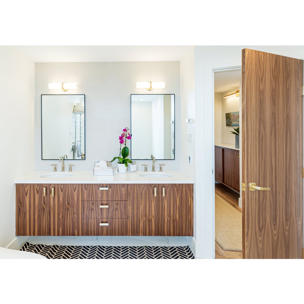 scottarthurmill's tweet photo. Treat yourself lavishly with this attractive-looking master ensuite walnut vanity. Everything about this bathroom, from wooden door cabinets & countertops to large mirrors and faucets ooze elegance. For more ideas, go to https://t.co/uc1szdYHLe
#customvanities #cusomcabinetry https://t.co/dtWqfXMFJ0