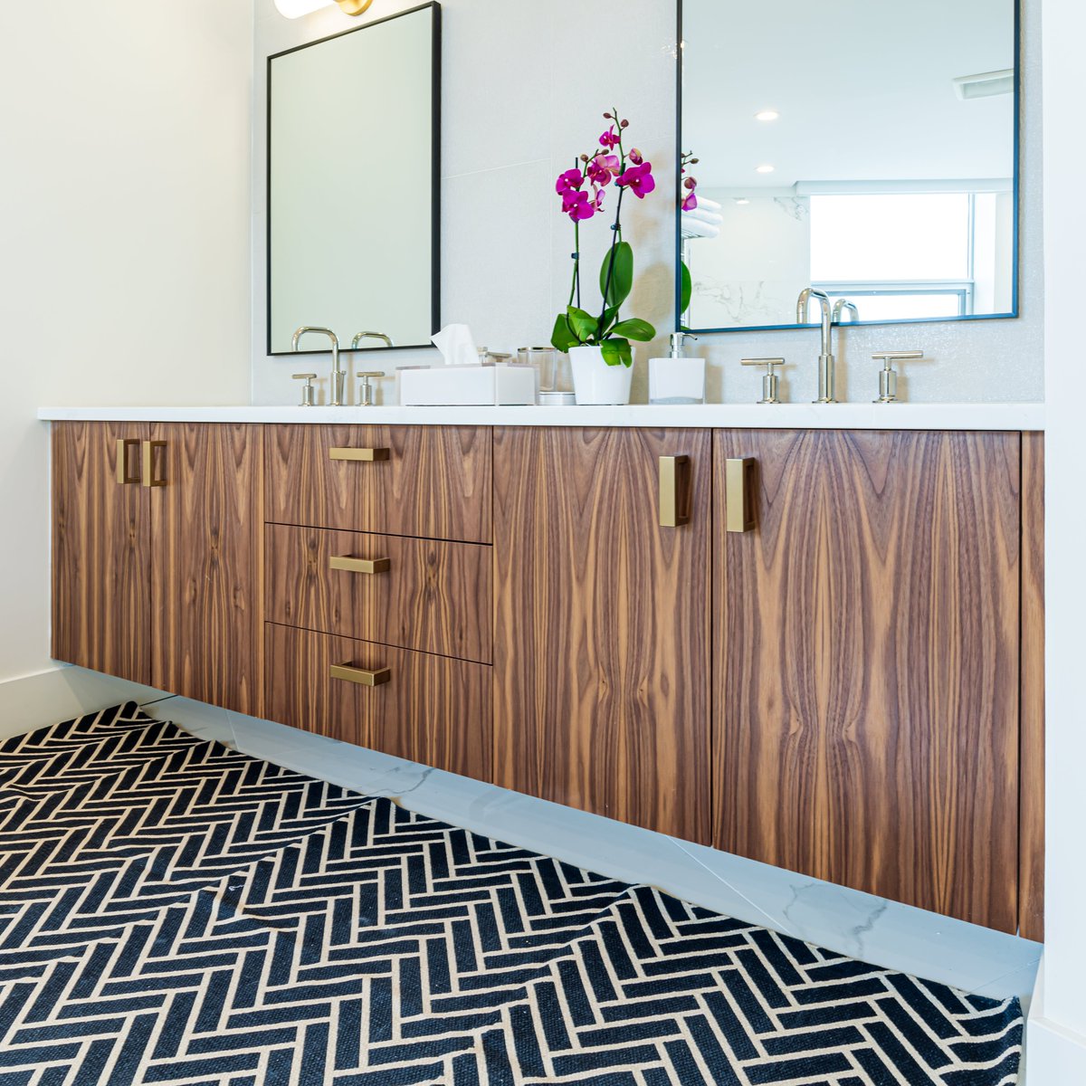 scottarthurmill's tweet photo. Treat yourself lavishly with this attractive-looking master ensuite walnut vanity. Everything about this bathroom, from wooden door cabinets & countertops to large mirrors and faucets ooze elegance. For more ideas, go to https://t.co/uc1szdYHLe
#customvanities #cusomcabinetry https://t.co/dtWqfXMFJ0