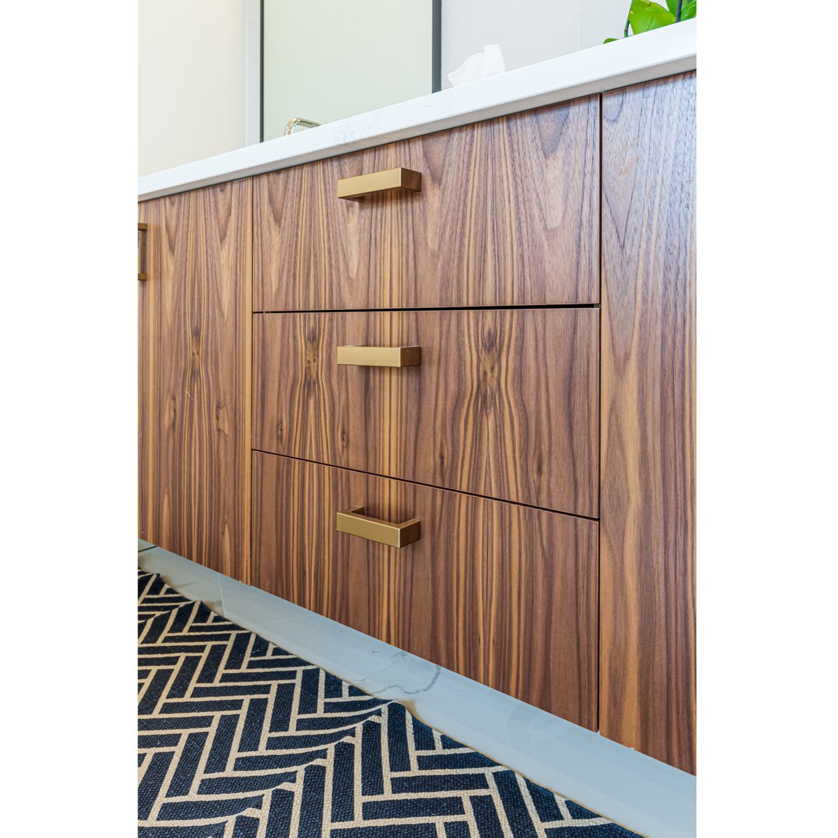 scottarthurmill's tweet photo. Treat yourself lavishly with this attractive-looking master ensuite walnut vanity. Everything about this bathroom, from wooden door cabinets & countertops to large mirrors and faucets ooze elegance. For more ideas, go to https://t.co/uc1szdYHLe
#customvanities #cusomcabinetry https://t.co/dtWqfXMFJ0
