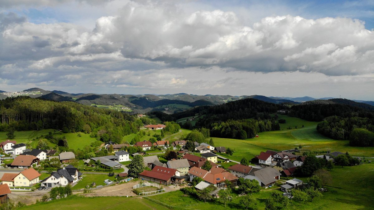 ClemensScharti's tweet photo. My father's "village of origin". This rural area is also called "land of the hills". #mavicair #funwithdrones https://t.co/ta4Ism3MiV