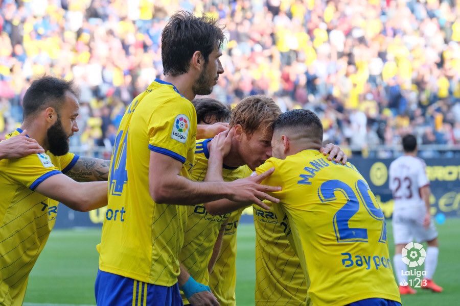 Álex Fernández y Manu Vallejo celebran un gol del Cádiz (Foto: LaLiga).