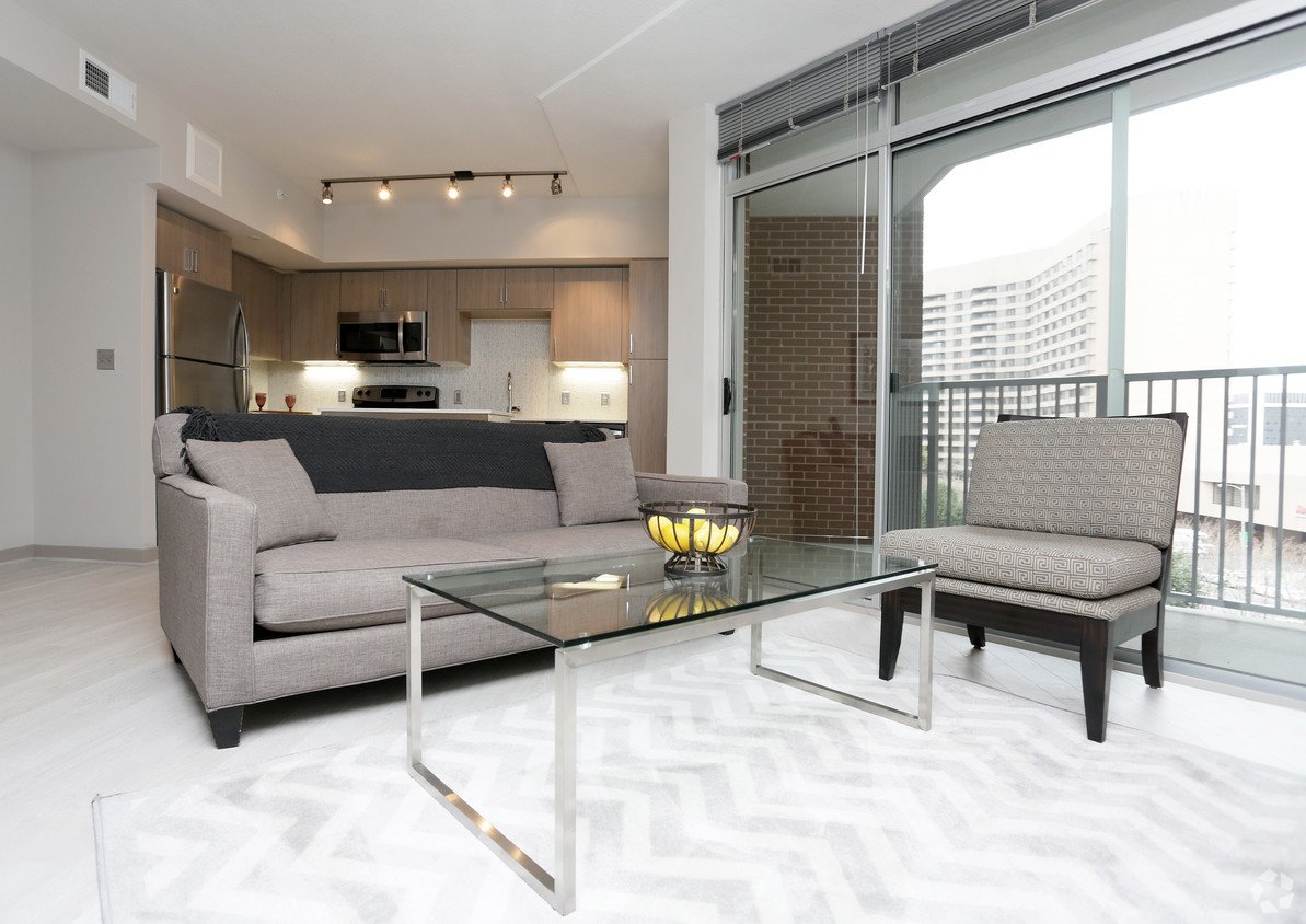 mflatsCC's tweet photo. Big balcony and walk-in closet. You will love this one bedroom on our top floor, it has wooden floors throughout! 
.
.
.
#CrystalCity #NationalLanding #ArlingtonRealEstate #interiordesign #HGTV #ArlingtonVA #PentagonCity #DCrentals #Amazon #mflatscc https://t.co/WIlSoP9ARM