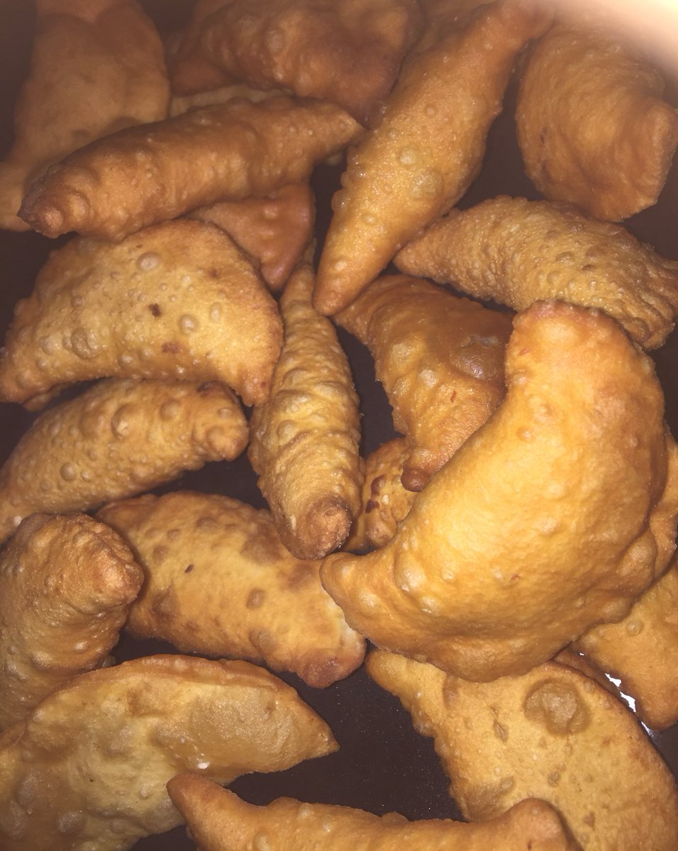 QueenMandjago's tweet photo. #Fishpai ist fertig u ich bin schon satt😂Aber in unserer #Familie fastet nur #Baba u heute ist das #Fastenbrechen in #Gemeinschaft Da bringt auch jeder, der kann etwas zum Essen mit. Die frittierten Teigtaschen sind eine #Spezialität aus #Gambia u natürlich hat #Baba mitgeholfen https://t.co/ucTnVUxcka
