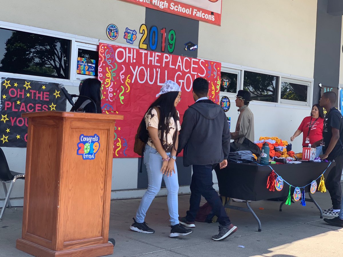 TeresaRamirezAD's tweet photo. Getting ready for Fairfield HS Decision Day!!! 🤗 https://t.co/iG95Z85bXa