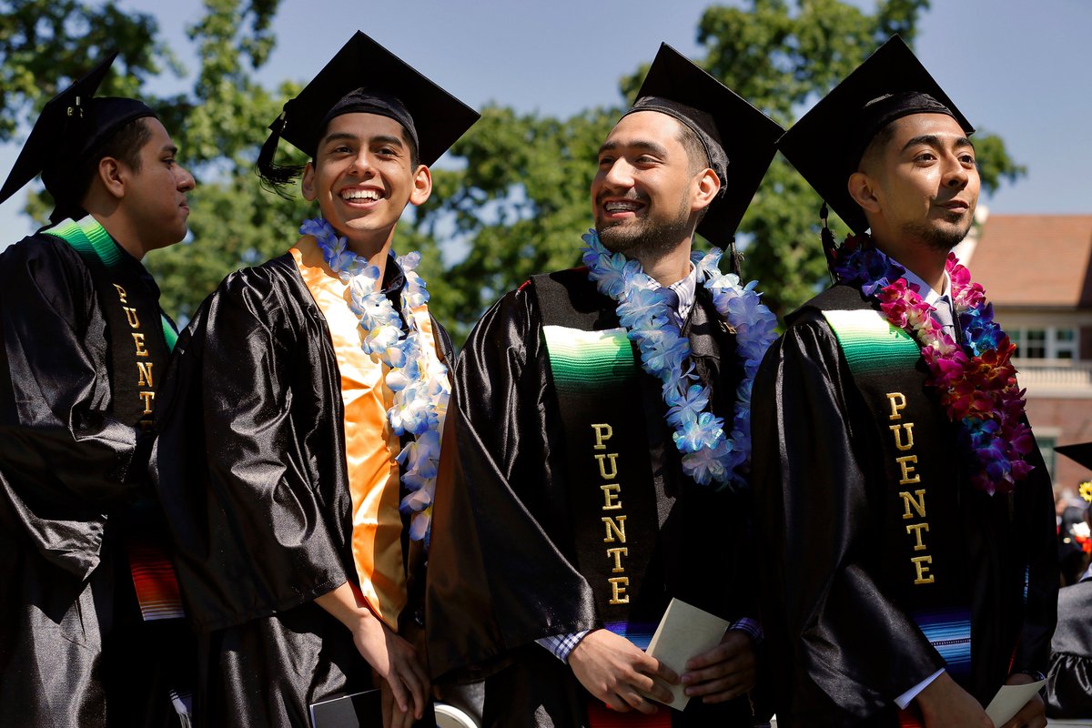 PrensaSonoma's tweet photo. SRJC celebra la mayor cantidad de egresados latinos en su ceremonia de graduación número 100.
#egresadoslatinos #clase2019 #srjc
https://t.co/1IeoCowWkl https://t.co/ntnEXdBtjy
