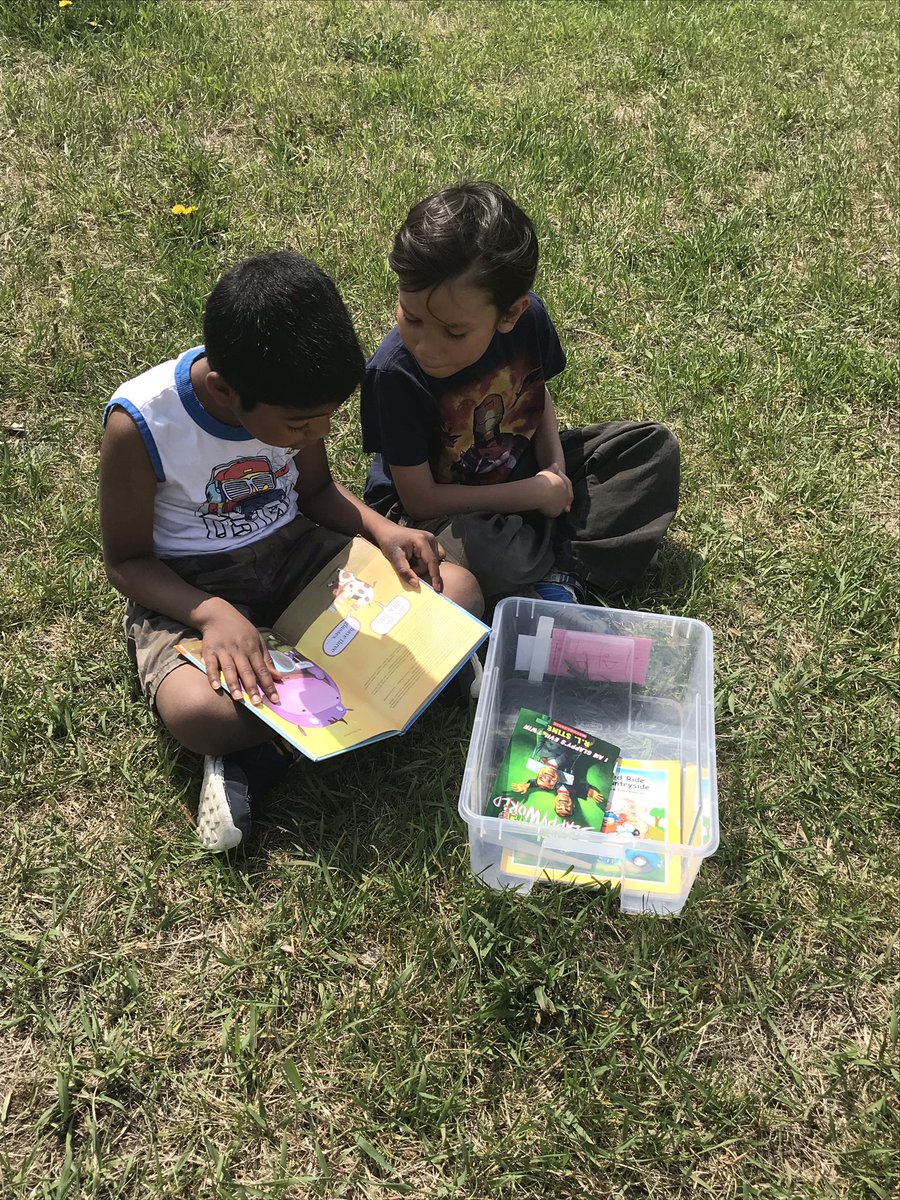 ThrivingIn3's tweet photo. Enjoying a book with our grade 1 buddies @MrsHarroldGr1 https://t.co/5Sp0T7lGB8