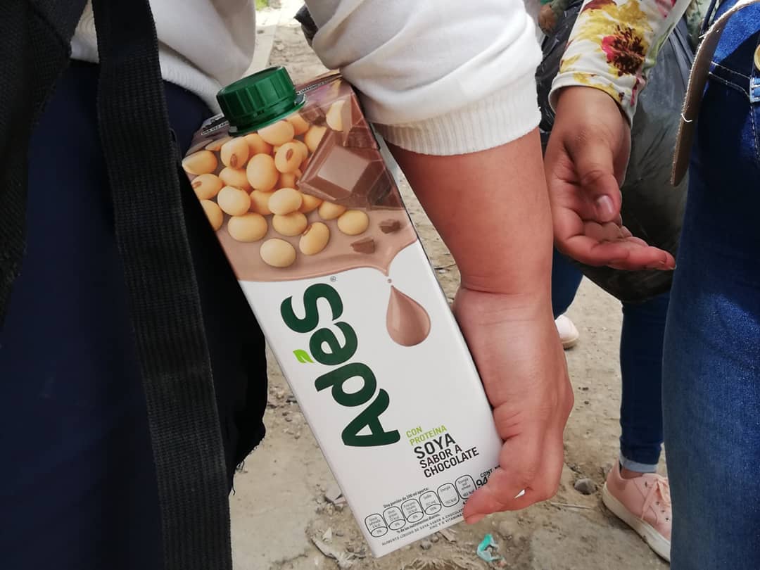 FridaFundacion's tweet photo. En la sexta jornada de brigadas de salud en Cazucá #comuna4... Ayudamos a mejorar un poco la vida de Camilo, entregamos alimentos, medicamentos y ropa... #vamosacambiarelmundo Gracias por ayudar esta construcción de país @PoliciaCmarca https://t.co/a8yhHB2iGL