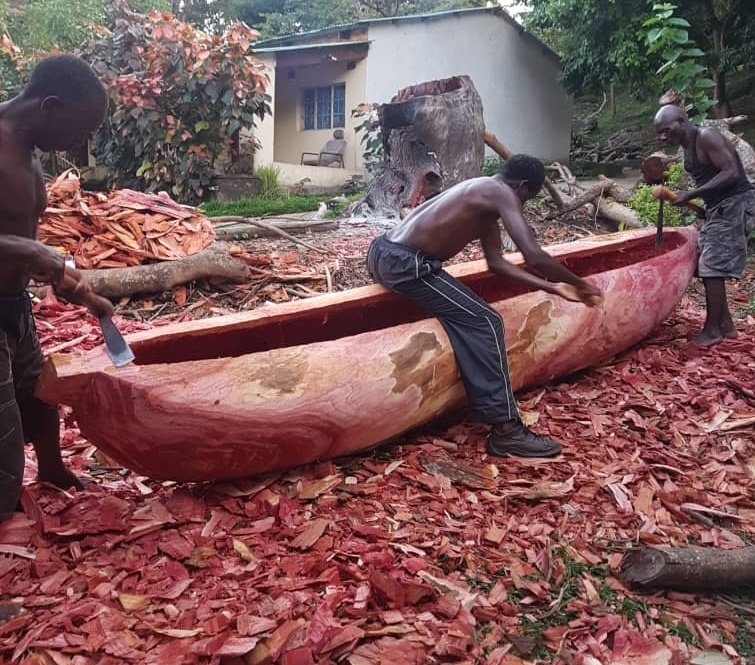MtafuManda's tweet photo. From log to canoe; made in Chintheche...Chigumbuli https://t.co/66agZJXSIL