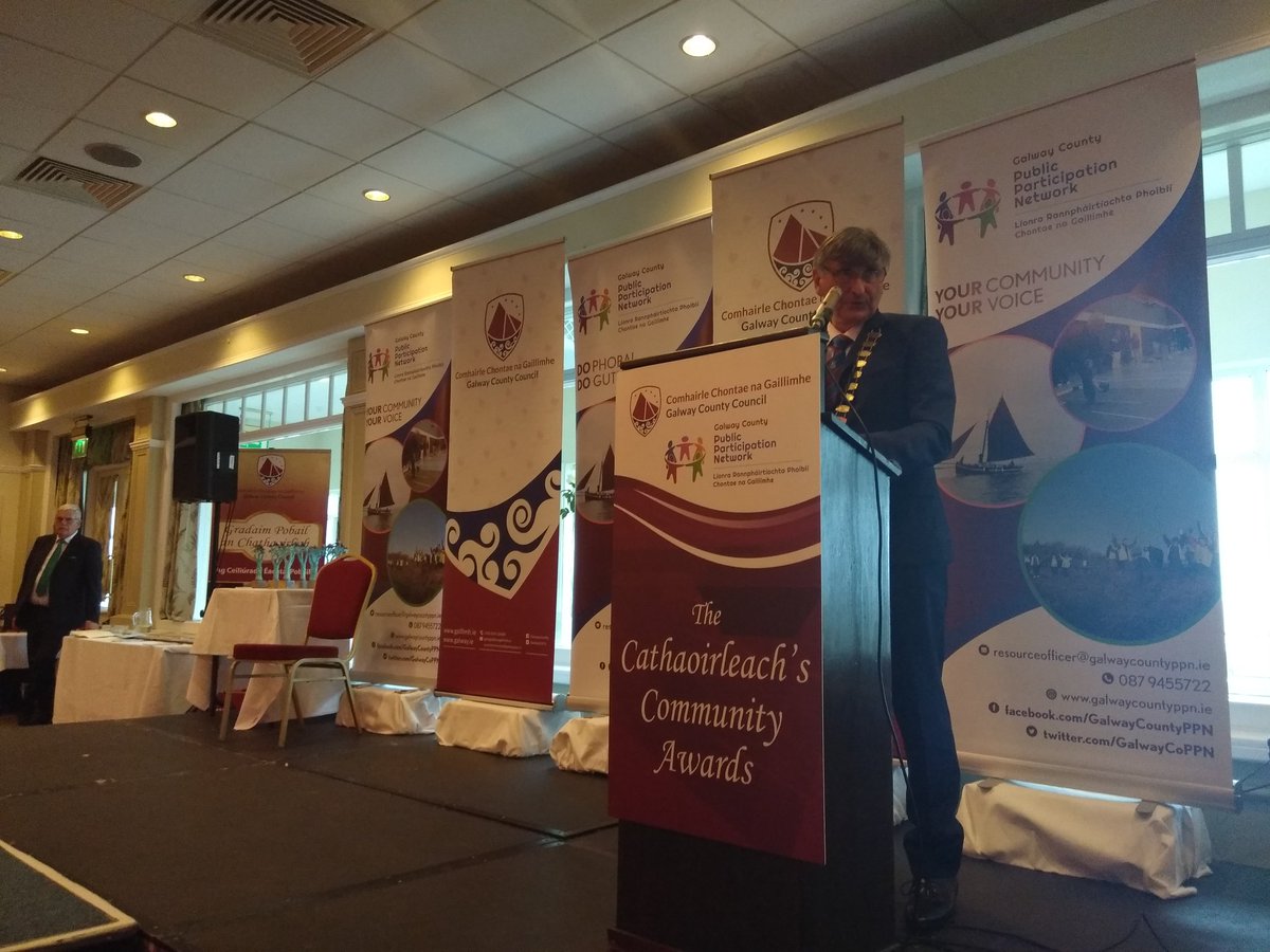 GalwayCoCo's tweet photo. Cathaoirleach an Chontae, an Comhairleoir Seán Ó Tuairisg ag cur tús le hócáid na hoíche anocht. Cathaoirleach of the County with the opening speech at tonight's Cathaoirleach's Community Awards #Gradaim #Gaillimh #Galway @ConnemaraCoast_ @GalwayCoPPN https://t.co/kL2vwWnWXi