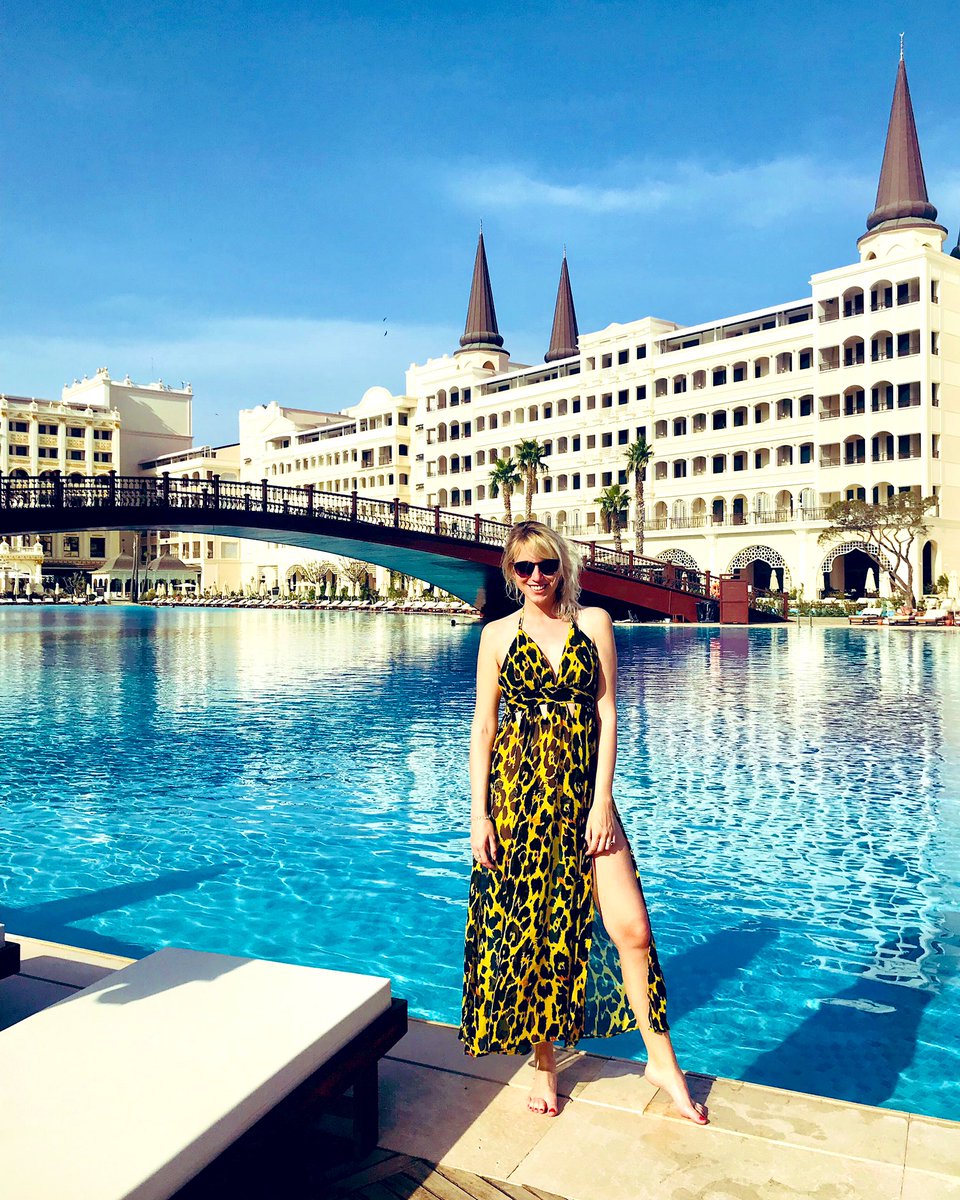 Voor de eerste keer in Turkije en de baby en ik voelen ons meteen als koningin en kleine prins 🤰🏼🤩🕌♥️ #TitanicMardanPalace #Corendon