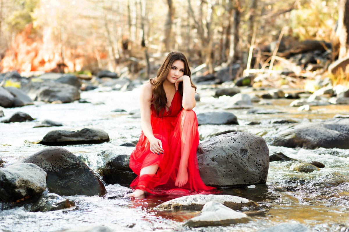 wnphotogs's tweet photo. Today is National Creativity Day!! I love being able to get creative through pictures, from the outfits to the editing! https://t.co/MIGEJOwxJD