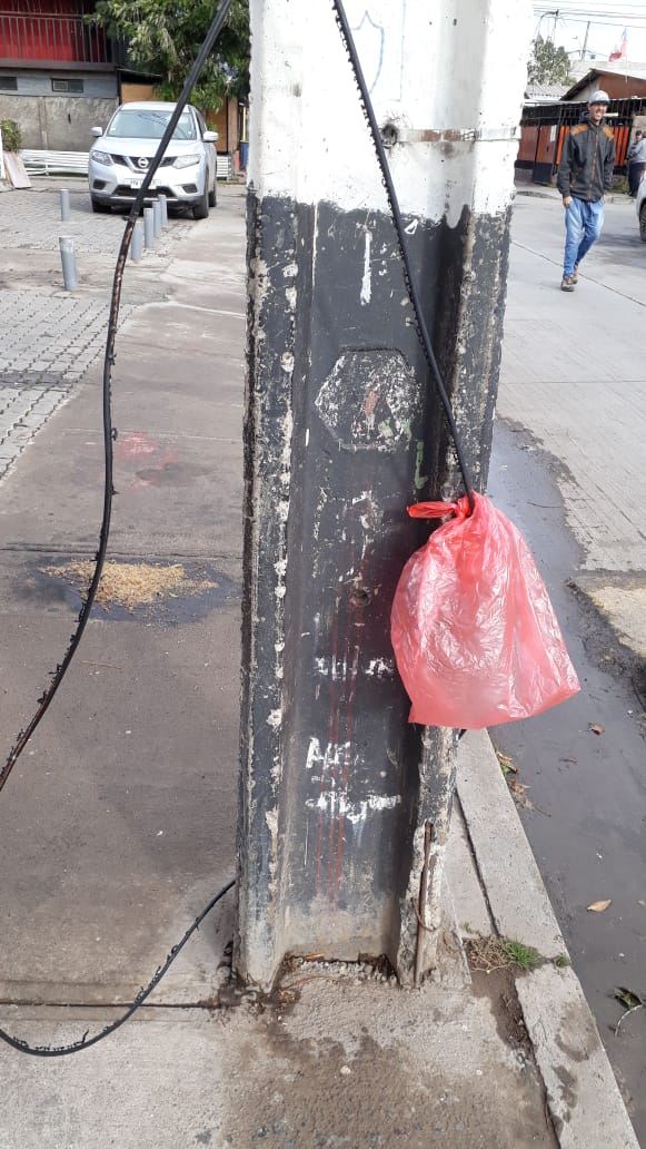 bustamante_35's tweet photo. @CGE_Clientes por favor cable cortado con electricidad, se requiere por favor ayuda en Ines de Suarez 13301 Pob Stgo Nueva Extremadura La Pintana, veremos si cumplen la norma iso de gestión de calidad 9001 X FA ES URGENTE https://t.co/4rnbmP3zeh