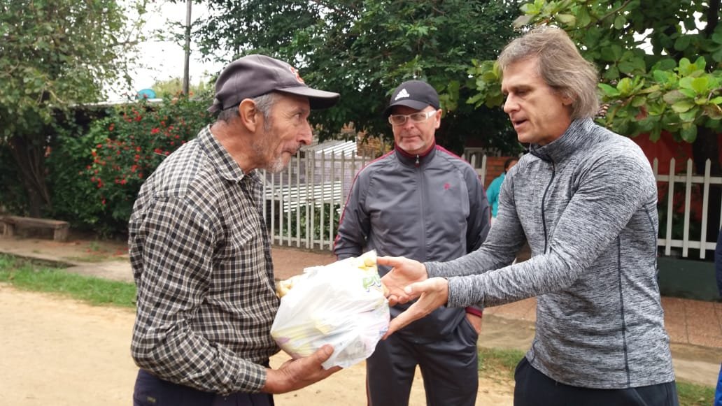 lorenzocarlosoj's tweet photo. Hoy estuvo por la Cuidad de Pilar el ex jugador , amigo y gran persona el profe Daniel Raschle , estuvimos repartiendo mercaderias a la gente necesitada de nuestra querida Cuidad de Pilar afectada por la inundación . Gracias Dany !! https://t.co/8AInvmCdUz