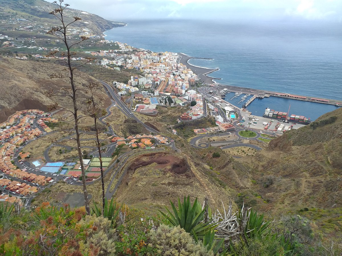 Hoy es el día de Canarias. En @radioecca miramos las islas desde arriba, desde cerca, desde lejos y desde dentro. Somos Canarias, somos Ecca. Islas y gentes por una ciudadanía global y responsable.