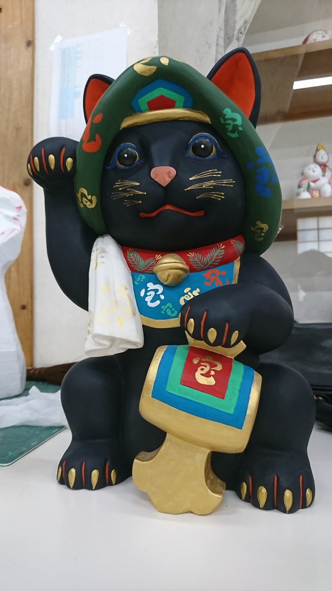AGEs_less's tweet photo. 福岡空港のあるお店に置いてある中村信喬さんの招き猫。かみさんかインスタにアップすると、1年前からずっと探してましたという方が現れた。インスタでの遭遇。ものすごく嬉しい。
#招き猫
#luckycat
#大黒招き猫
#恵比寿招き猫
#縁起物
#まねきねこ https://t.co/gprjt9en9x