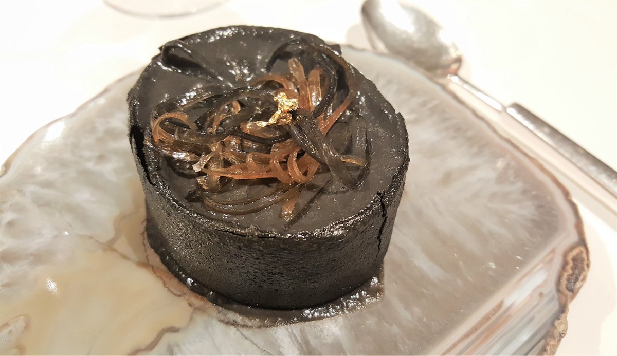 complicidadgast's tweet image. NUEVO POST Quique Dacosta 2019: " Un nuevo giro de tuerca". 
Las 3 horas de degustación se reparten entre la obsesión por expresar su ADN y la unión de éste con una mirada retrospectiva a la tradición que se traslada a lo contemporáneo. Entre los grandes. 
complicidadgastronomica.es/2019/05/quique…