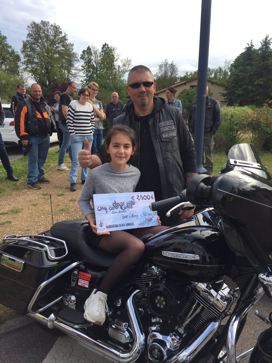 SolEnea63's tweet photo. Aujourd’hui nous avons retrouvé les Black Bombers pour la remise du chèque suite à l’Enea’s Run qui a eu lieu le 4 mai.

C’est avec beaucoup d’émotions que nous avons reçu ce merveilleux chèque. 
Nous tenons à remercier de tout notre cœur toute l’association des Black Bombers. 💜 https://t.co/n5LBCF9iXL
