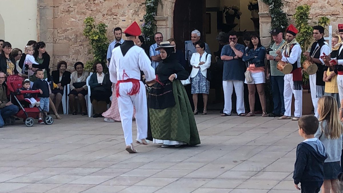 🔴 Tradició, cultura i costums. Ball Pagès a Sant Ferran.
#tradició #cultura #costums #ballpagès #formentera #sempreendavant ❤️ #futursostenible #femilla #femequip #fempsoe