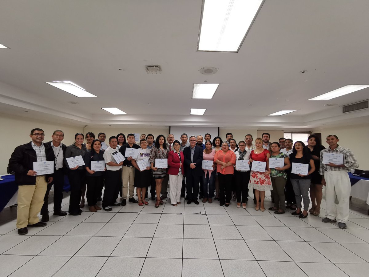 Los titulares de <a href="/SPTAsv/">SPTA</a>, <a href="/MERodriguez53/">Marcos Rodriguez</a> y <a href="/PalaciosLour/">Lourdes Palacios</a> entregan a los integrantes del Consejo Consultivo Ciudadano un reconocimiento por su aporte a la participación ciudadana e incidencia en las políticas públicas