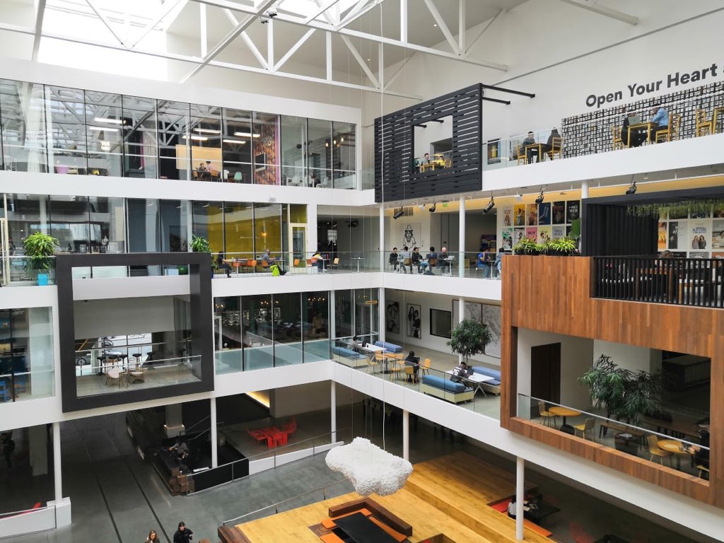 AmChamMexico's tweet image. #AmChamGoesSV | “La #tecnología nos ha permitido entrar en la era de la economía digital y colaborativa, empoderar a la ciudadanía y democratizar los ingresos de actividades como el turismo” @airbnb #WorkValues