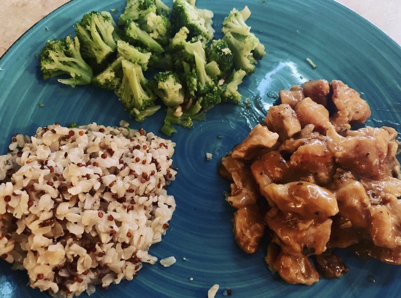 angeleyez0923's tweet photo. Yum 😋 so I made some #RoastedTuscanStyleChicken #WhiteChicken #BroccoliFlorets #BrownRice #Quinoa #GarlicBasilSauce 👌🏽 @Kdot33G 💋 https://t.co/YquGYOjqVH