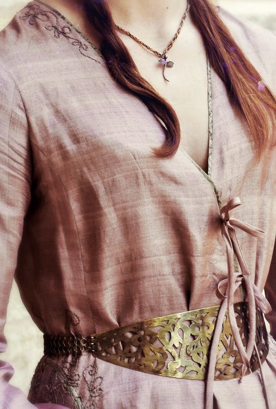 sansacstark's tweet photo. from a little bird, to a lannister, to a bolton, to the north’s queen 

sansa stark’s journey being told through her costumes, which are mostly out of her control and tragic. she’s been through so much and I couldn’t be prouder of the queen she ended the show being https://t.co/MUAcF5jdFy