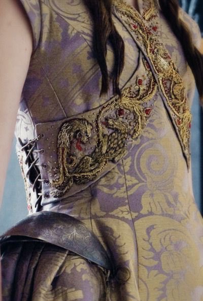 sansacstark's tweet photo. from a little bird, to a lannister, to a bolton, to the north’s queen 

sansa stark’s journey being told through her costumes, which are mostly out of her control and tragic. she’s been through so much and I couldn’t be prouder of the queen she ended the show being https://t.co/MUAcF5jdFy
