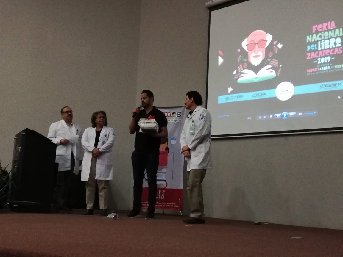 SSZ_Zac's tweet photo. Continuamos con las actividades de la 
"Feria del Libro en tu Hospital 2019” del programa “Sigamos Aprendiendo en el Hospital”, hoy realizamos un evento dirigido a personal y pacientes hospitalizados en el servicio de pediatría del Hospital General Zacatecas. #FENALIZ2019 https://t.co/cf6GAKHpdb