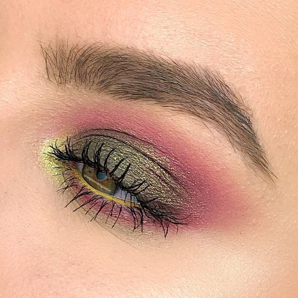 @empoweringartist ha utilizado para este increíble look la paleta The Wants X @emilynoel83, la paletata Tropical Carnival de @makeupbytammi y el pigmento en crema de Revolution Pro 'Lemon Yellow' 😍✨
📌makeuprevolution.es/index.php