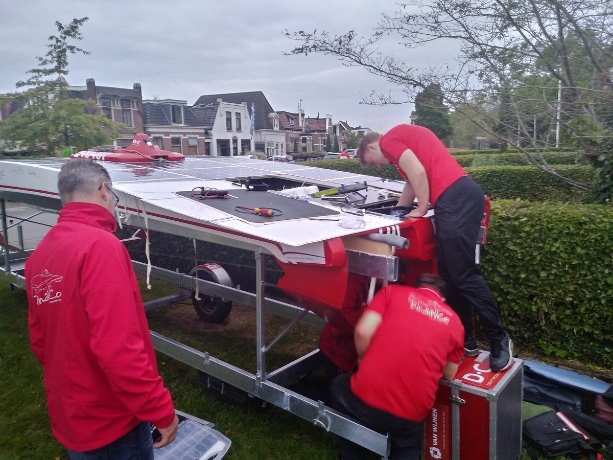 teamdinamico's tweet photo. De laatste sleutelacties voor het donker. Alles om morgen goed te kunnen racen https://t.co/kRiDlWj1g1