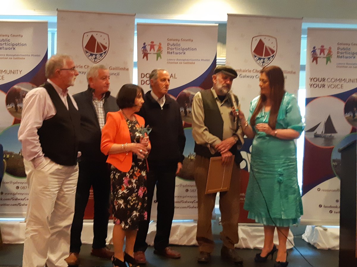GalwayCoPPN's tweet photo. Foireann iontach ó Fóchoiste Dhumhach na Leanbh, Cois Fharraige buaiteoir Gradam don Rannchuidiú is fear san oidhreacht. #Gradaim2019 #Awards2019 #Community #Pobail https://t.co/J1fHTVTBmD