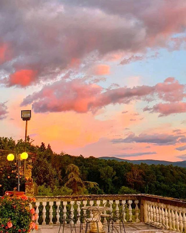 VillaLecchi's tweet photo. A special sunset for you. 😍🌅🌾🇮🇹 #tuscany#sunsetlover#italy🇮🇹#villalecchi#takeabreak#peaceandquiet https://t.co/mh68w82sar