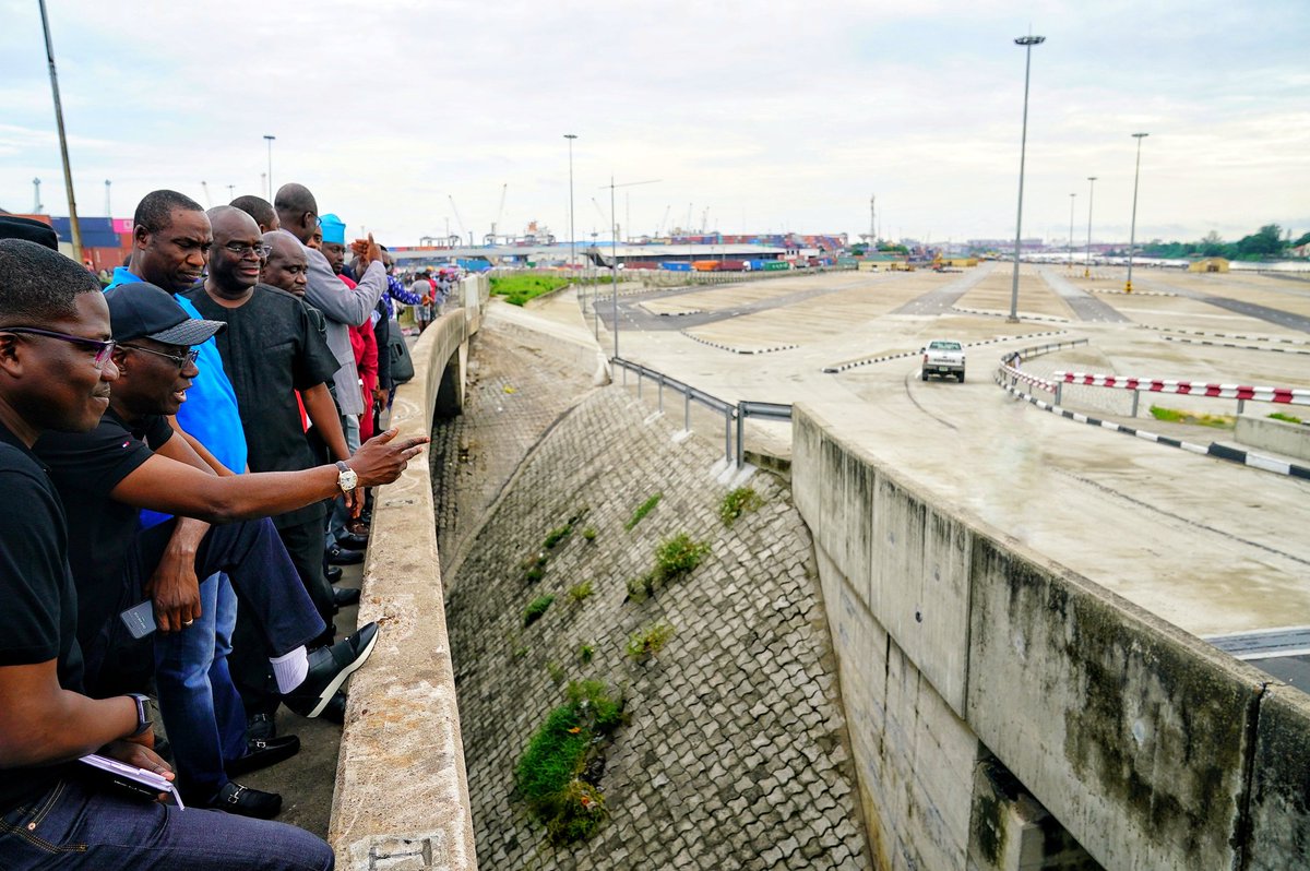 jidesanwoolu's tweet image. The solution to the traffic caused by the trailers is a physical capacity and technological one.

I inspected a trailer park which, on completion, will keep the trailers off the road &amp;amp; the implementation of a well enforced on-call system will allow for proper vehicular movement.
