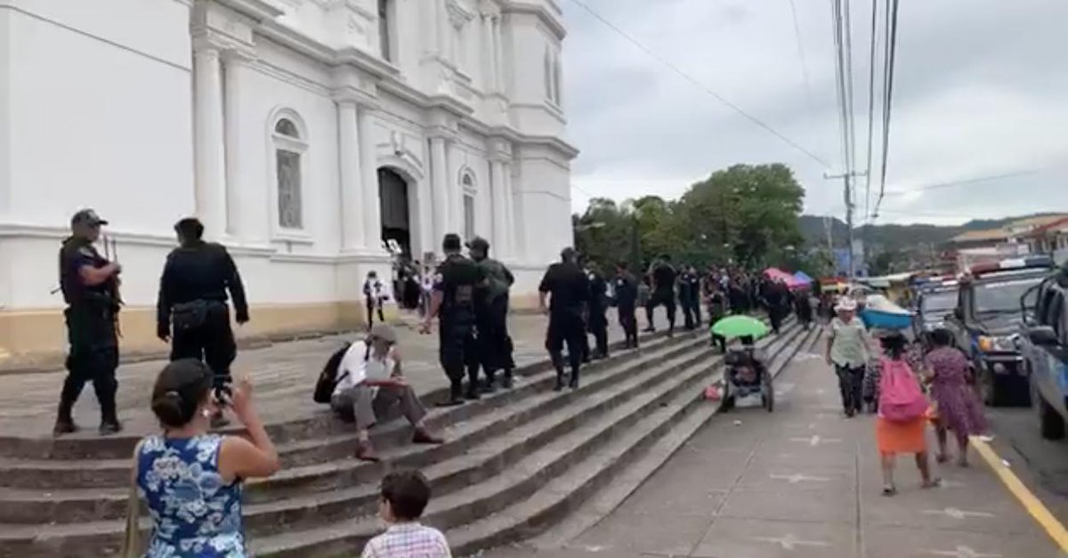 laprensa's tweet photo. #ÚltimoMinuto | Antimotines se apuestan frente a la Catedral de Matagalpa donde un grupo de ciudadanos realizaba una manifestación en solidaridad con las madres de los nicaragüenses asesinados por la represión del régimen. Unite a nuestra transmisión >> https://t.co/hF9OMCykIl https://t.co/54L4ndHkeq
